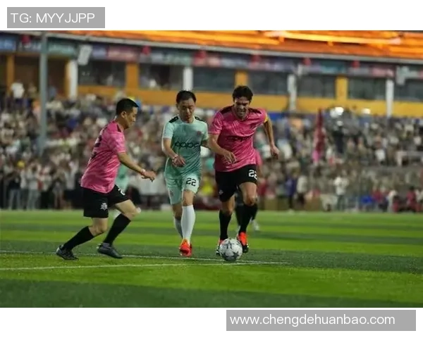 球迷为梦想追逐足球球星签名展现热情与坚持精神风貌