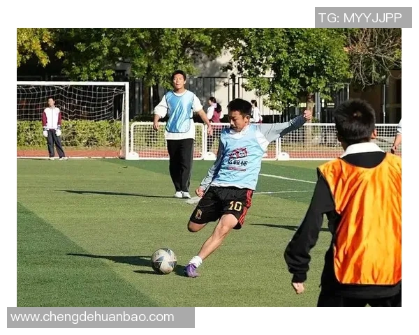 中国足球球星头发渐白折射岁月无情仍旧坚守绿茵梦想