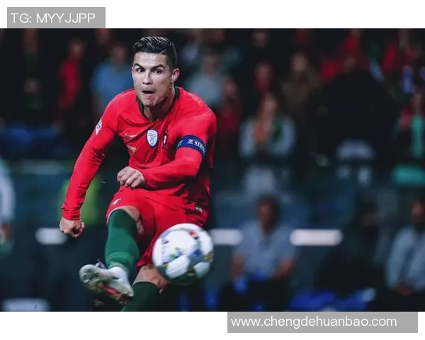 足球巨星惊喜现身赛场引爆全场观众热情欢呼瞬间点燃激情